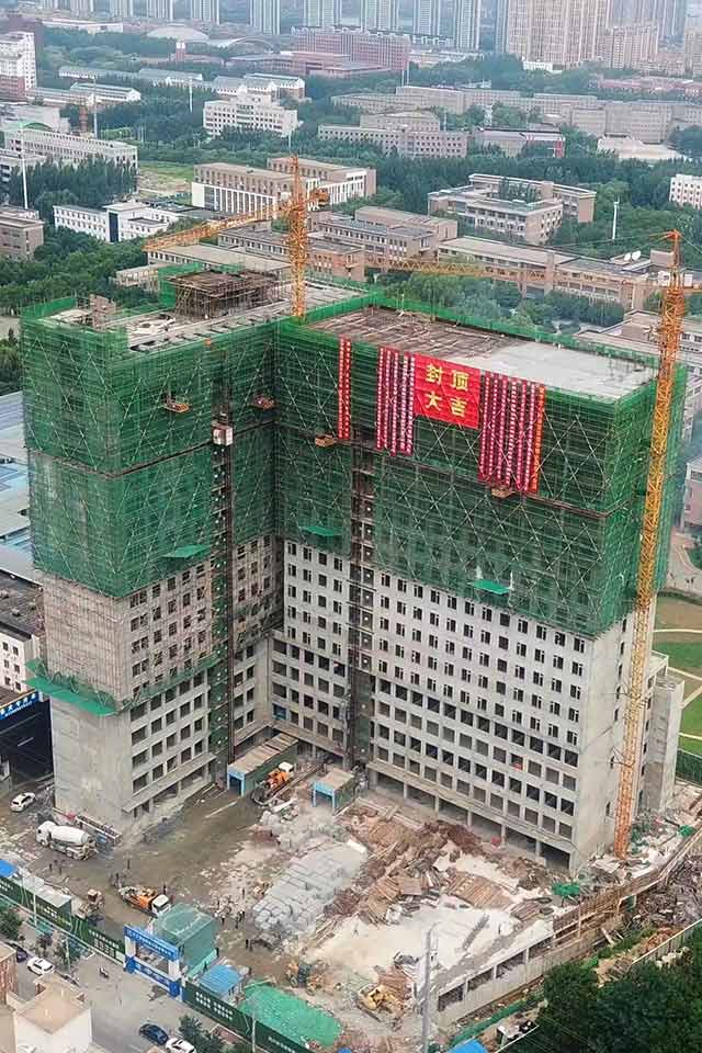 尊龙凯时智慧大厦喜封金顶
